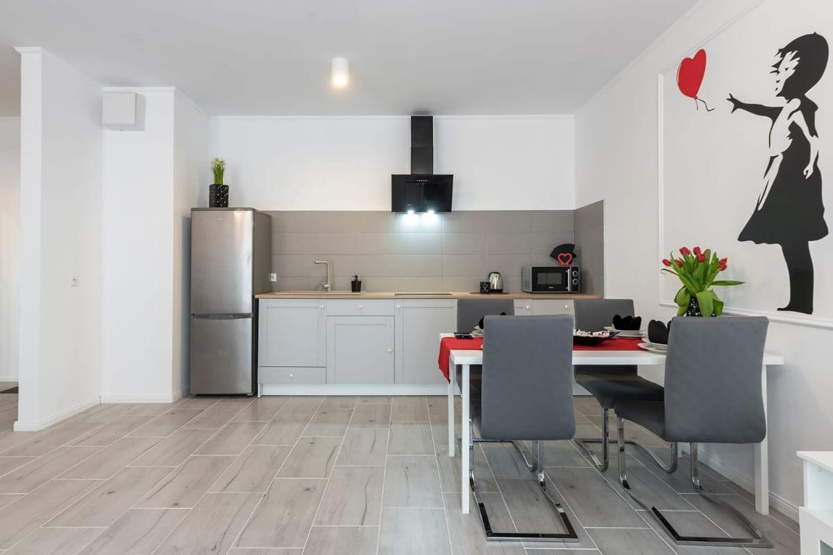 לודז' Banksy Apartment - Ilumino מראה חיצוני תמונה